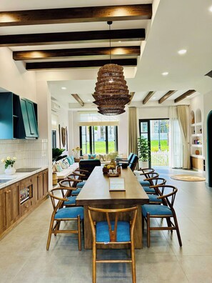 Luxe villa, 3 slaapkamers, balkon, uitzicht op tuin | Woonruimte | Een 65-inch ledtelevisie met kabelzenders en streamingdiensten