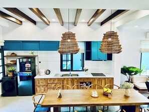 Luxury-Villa, 3 Schlafzimmer, Balkon, Gartenblick | Wohnbereich | 65-Zoll-LED-Fernseher mit Kabelempfang, Streaming-Dienste