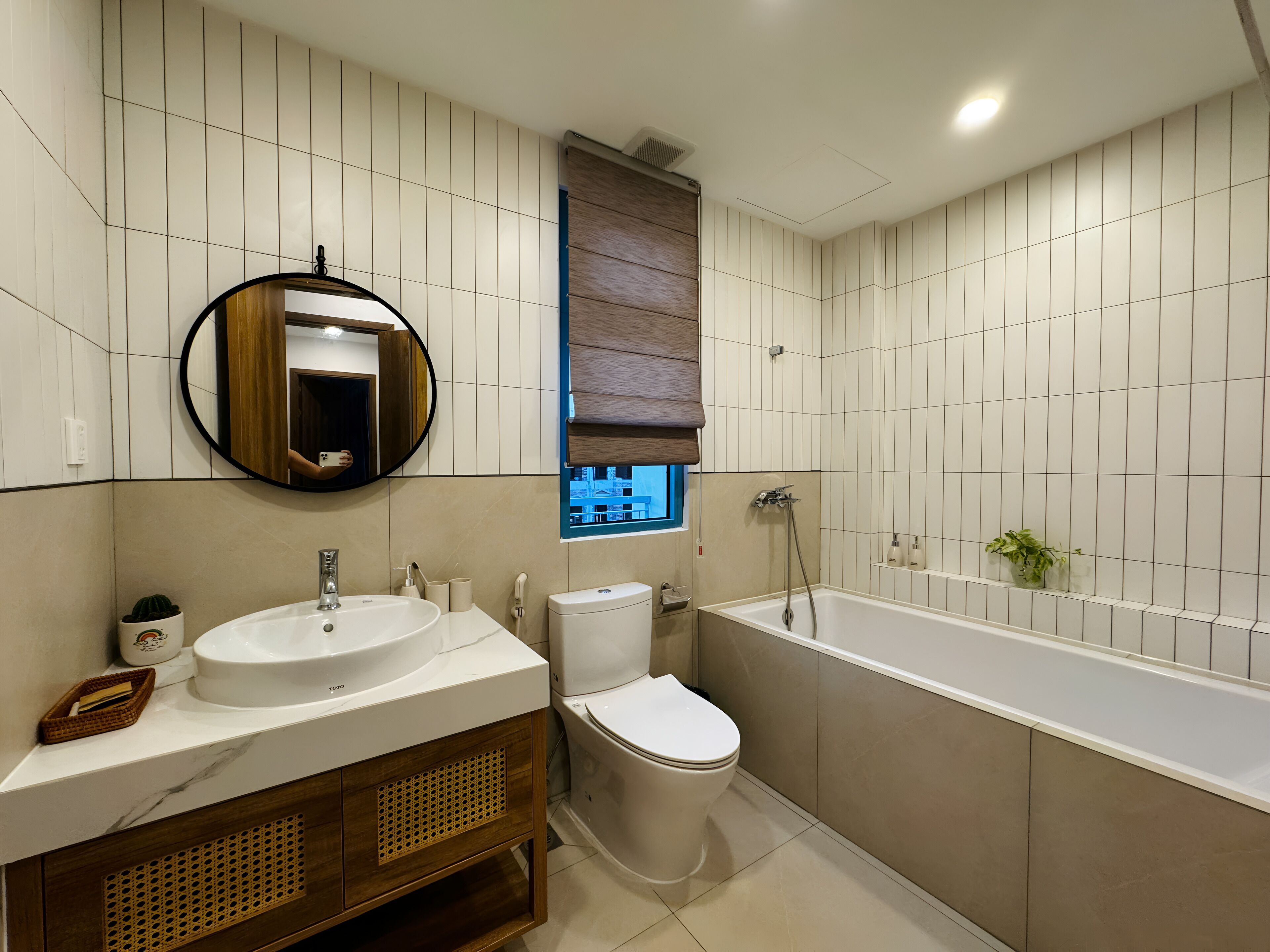 Un baño moderno con lavamanos, inodoro y bañera.