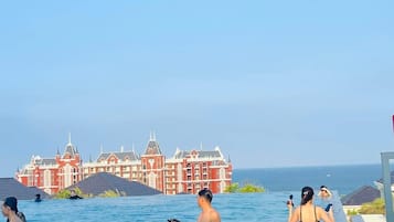 4 outdoor pools