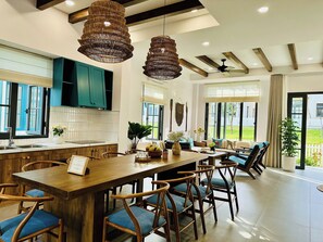 Luxury-Villa, 3 Schlafzimmer, Balkon, Gartenblick | Wohnbereich | 65-Zoll-LED-Fernseher mit Kabelempfang, Streaming-Dienste