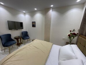 Minibar, escritorio, wifi gratis y ropa de cama 