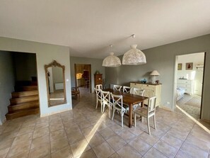Dining - New " Villa Nova " (Cornillon Confoux)