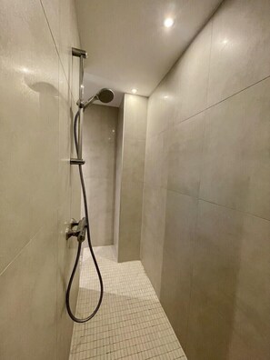 Shower, hair dryer, towels - New " Villa Nova " (Cornillon Confoux)