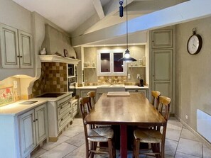 Dining - New " Villa Nova " (Cornillon Confoux)