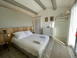 4 bedrooms, WiFi, bed sheets - New " Villa Nova " (Cornillon Confoux)