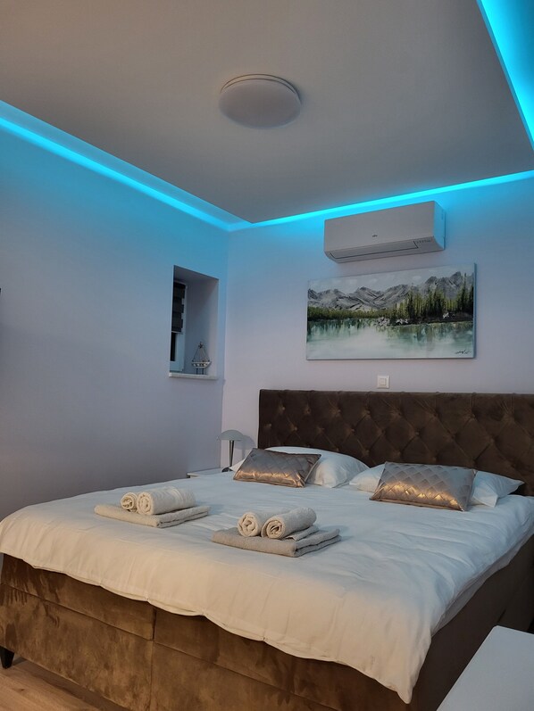 1 habitación, escritorio, tabla de planchar con plancha y cuna de viaje