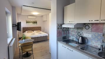 1 habitación, escritorio, tabla de planchar con plancha y cuna de viaje