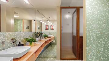 Estudio Deluxe | Baño | Regadera, secadora de cabello, toallas, shampoo