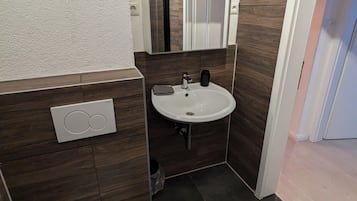 Regadera, toallas, jabón, papel de baño