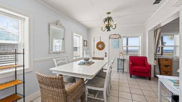 Nhà, quang cảnh biển | Khu vực ăn uống tại phòng