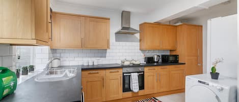 Casa | Cocina privada | Refrigerador, microondas, horno y parrilla de estufa