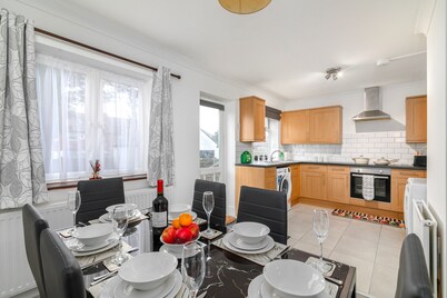 Refurbished 4-bed Family Home-near Central London