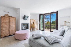 TV, fireplace - Piazzetta dei Trulli by BarbarHouse (Ostuni)