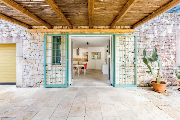Outdoor dining - Piazzetta dei Trulli by BarbarHouse (Ostuni)