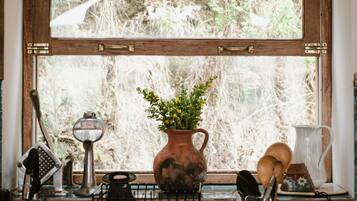 Réfrigérateur, four, cafetière/bouilloire, moulin à café