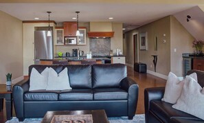 TV, offices - Panoramic Mountain View Condo (Canmore)