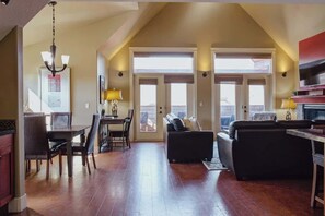 TV, offices - Panoramic Mountain View Condo (Canmore)