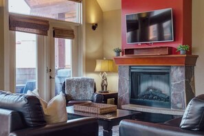 TV, offices - Panoramic Mountain View Condo (Canmore)