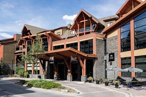 Exterior - Panoramic Mountain View Condo (Canmore)