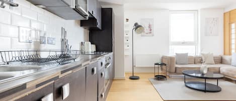 Apartamento | Cocina privada | Frigorífico, microondas, horno y placa de cocina