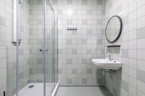 シャワー、トイレットペーパー