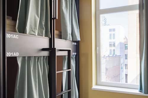 Gemeinsamer Schlafsaal, Stadtblick | Schallisolierte Zimmer, kostenloses WLAN, Bettwäsche