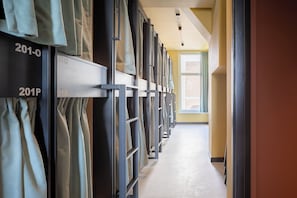 Slaapzaal, uitzicht op de stad | Gratis wifi, beddengoed