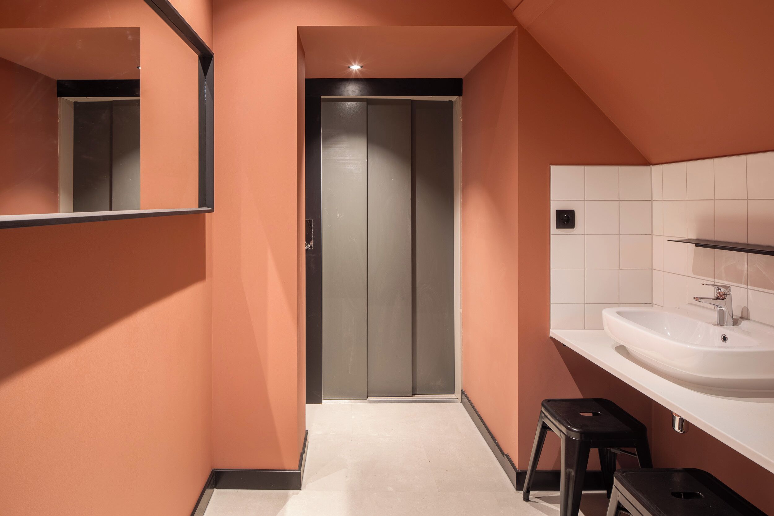 Slaapzaal, alleen voor vrouwen | Badkamer | Een douche, toiletpapier