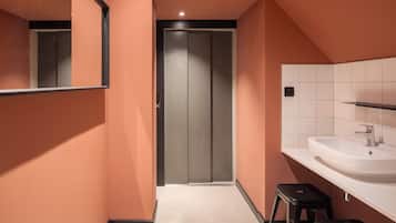 Slaapzaal, alleen voor vrouwen | Badkamer | Een douche, toiletpapier