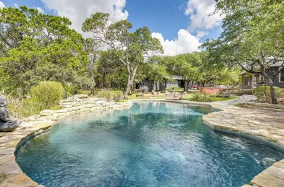 Cozy Modern Cabin wt Pool, Hot Tub, Fire pit and Goats, Alpacas, Chickens & Emus