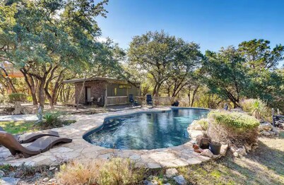 Cozy Modern Cabin wt Pool, Hot Tub, Fire pit and Goats, Alpacas, Chickens & Emus