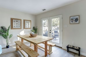 Dining - Island Retreat! LOW CLEAN FEE! 10 mins to Bustling Downtown Sav & Tybee Island (Savannah)