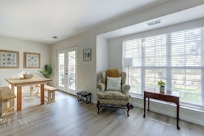 Interior - Island Retreat! LOW CLEAN FEE! 10 mins to Bustling Downtown Sav & Tybee Island (Savannah)