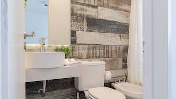 Deluxe Duplex, City View | Bathroom | Combined shower/tub, free toiletries, hair dryer, towels