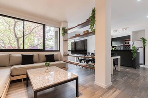 Deluxe Suite, City View | Living area