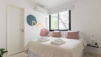 Escritorio y espacio para trabajar con laptop