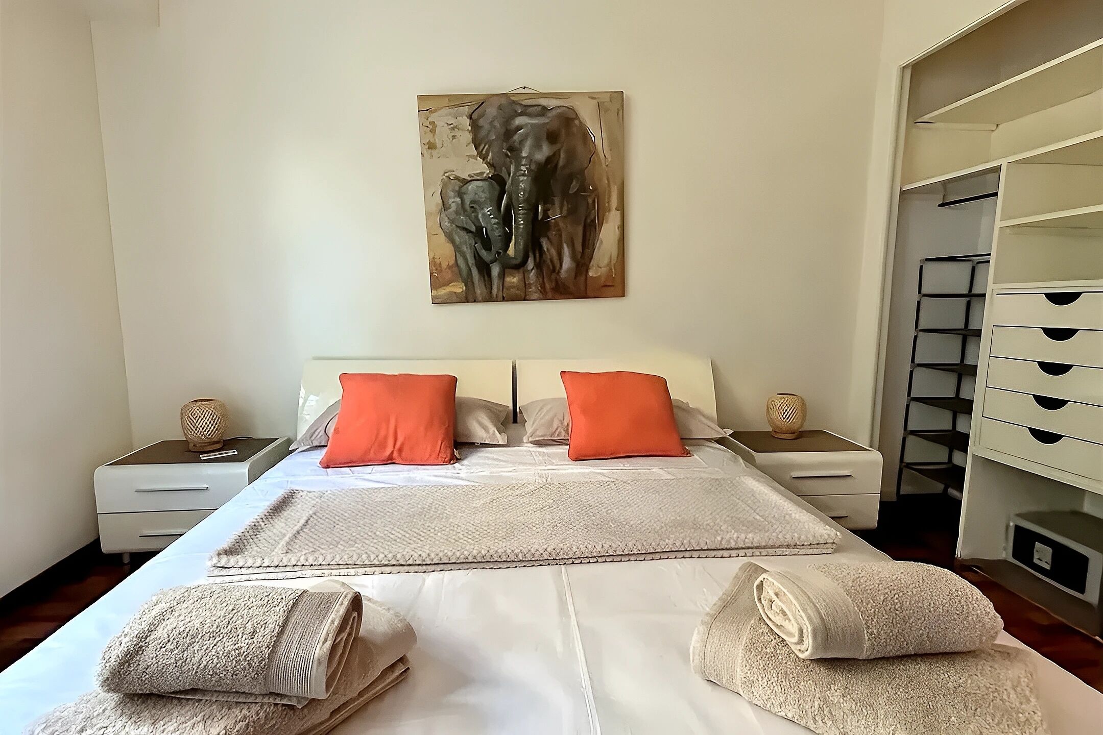 1 chambre, bureau, fer et planche à repasser, Wi-Fi