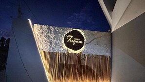 A building with a sign that reads "EDIFICIO Zegam". - Edificios Regam (El Cuyo)