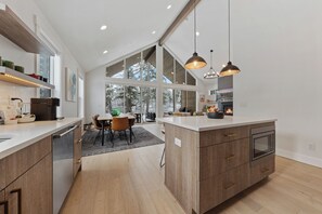 Frigorífico, microondas, horno y placa de cocina