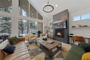 Una Smart TV, una chimenea