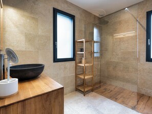 Douche, séchoir à cheveux, serviettes fournies