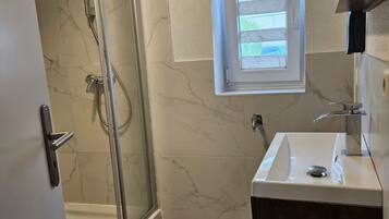 Toallas, jabón, papel de baño