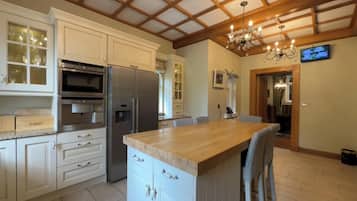 ثلاجة، ميكروويف، فرن، موقد طهي مسطح