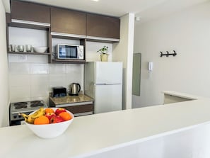 Studio exécutif | Cuisine privée | Four à micro-ondes, un four, surface de cuisson, vaisselle et ustensiles