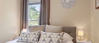 Cozy Retreat – Walk to the Lake!