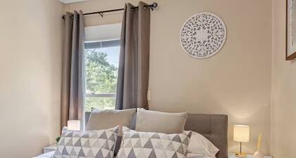 Cozy Retreat – Walk to the Lake!