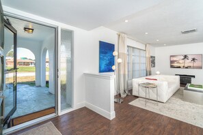 Interior - Elegant and Spacious 3-bedroom house with Pool, in Venice, AC, WiFi, Lakefront (Venice)