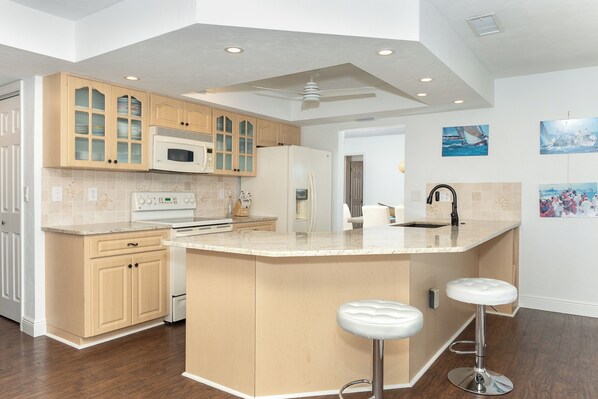 Fridge, microwave, oven, stovetop - Elegant and Spacious 3-bedroom house with Pool, in Venice, AC, WiFi, Lakefront (Venice)