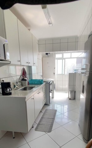 Kühlschrank, Herdplatte, Wasserkocher, Mixer